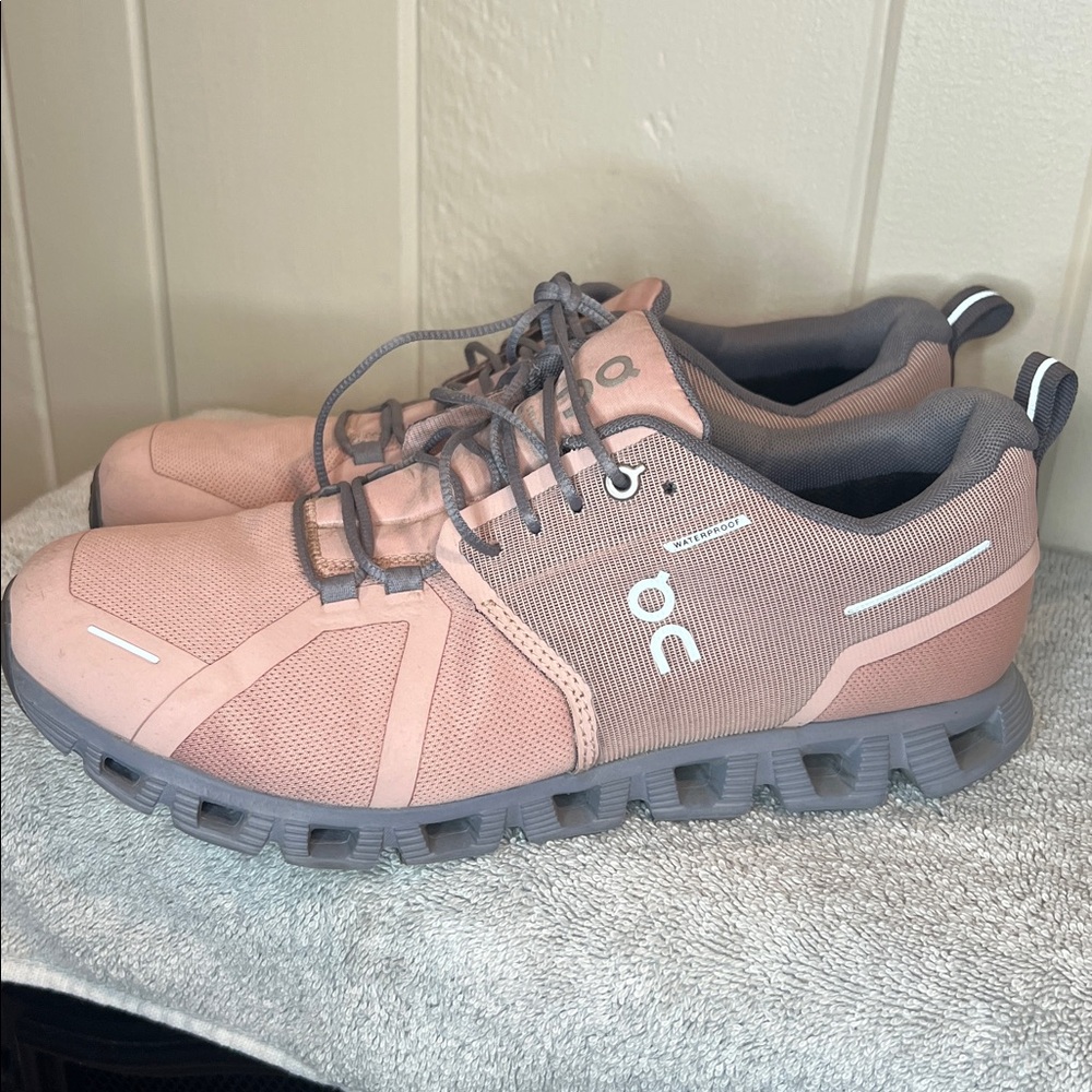 On Running Blush and Charcoal Shoes - Picture 3 of 9